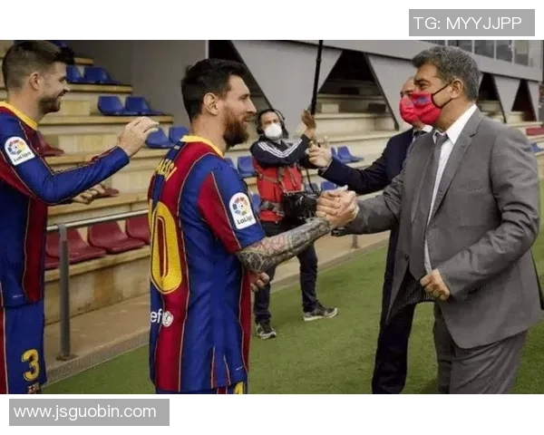 梅西重返诺坎普：巴萨球迷热情迎接新老主帅，激烈PK引发全城关注