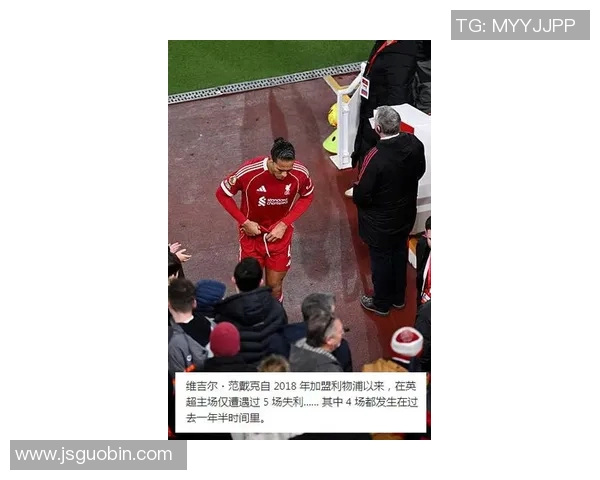 球迷疯狂冲场内夺C罗球衣欧冠赛场再现奇葩一幕